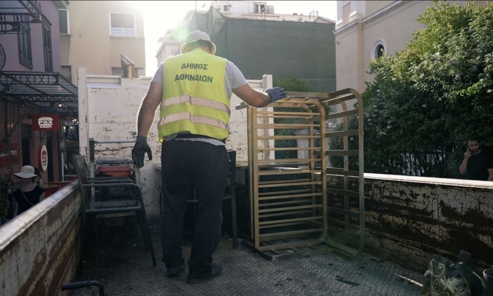 Επιχείρηση – «σκούπα» για παράνομα τραπεζοκαθίσματα στην Αθήνα: QR code σε κάθε κατάστημα