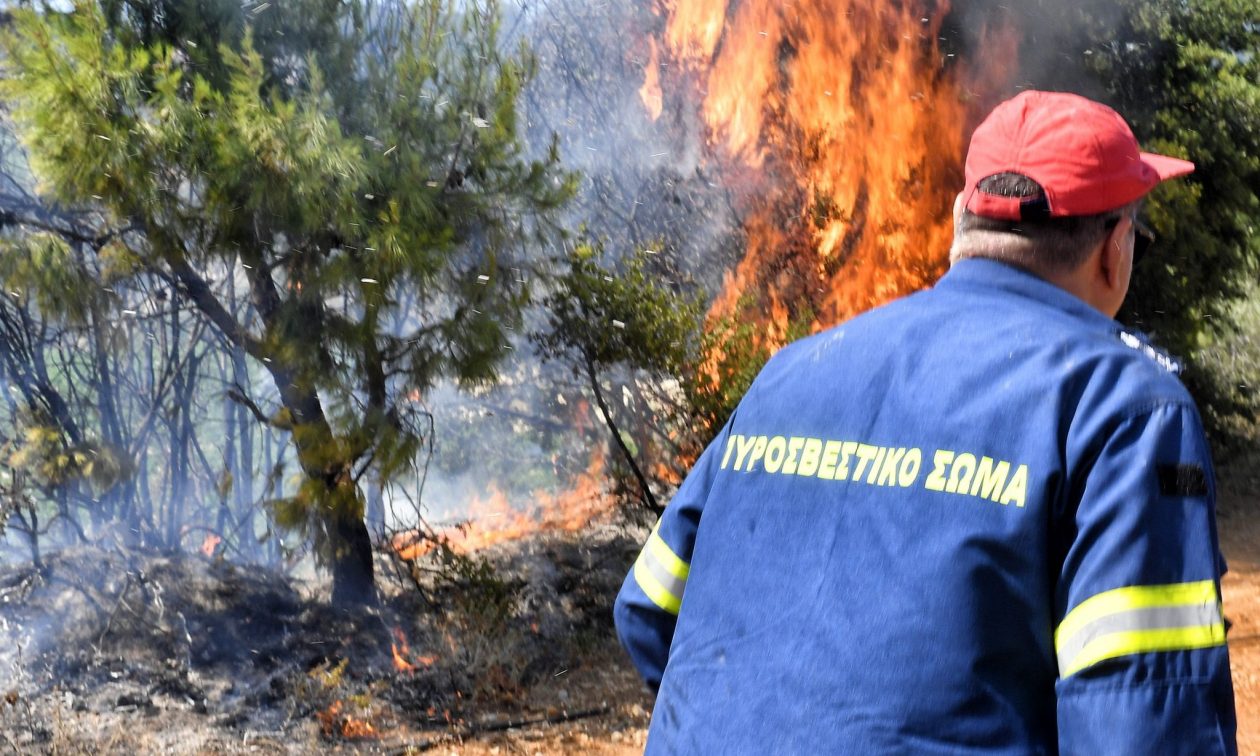 Φωτιά τώρα στην Αχαΐα – Καίει στις Κάτω Βελιτσές, επιχειρούν και εναέρια μέσα