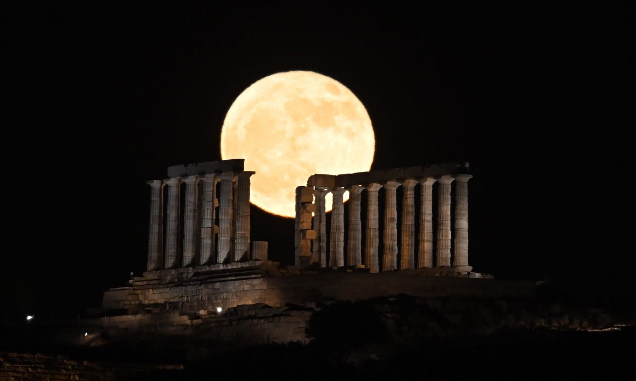 Σούνιο: Εντυπωσιακές εικόνες από το «Φεγγάρι της Φράουλας» – Η πρώτη πανσέληνος του Ιουνίου