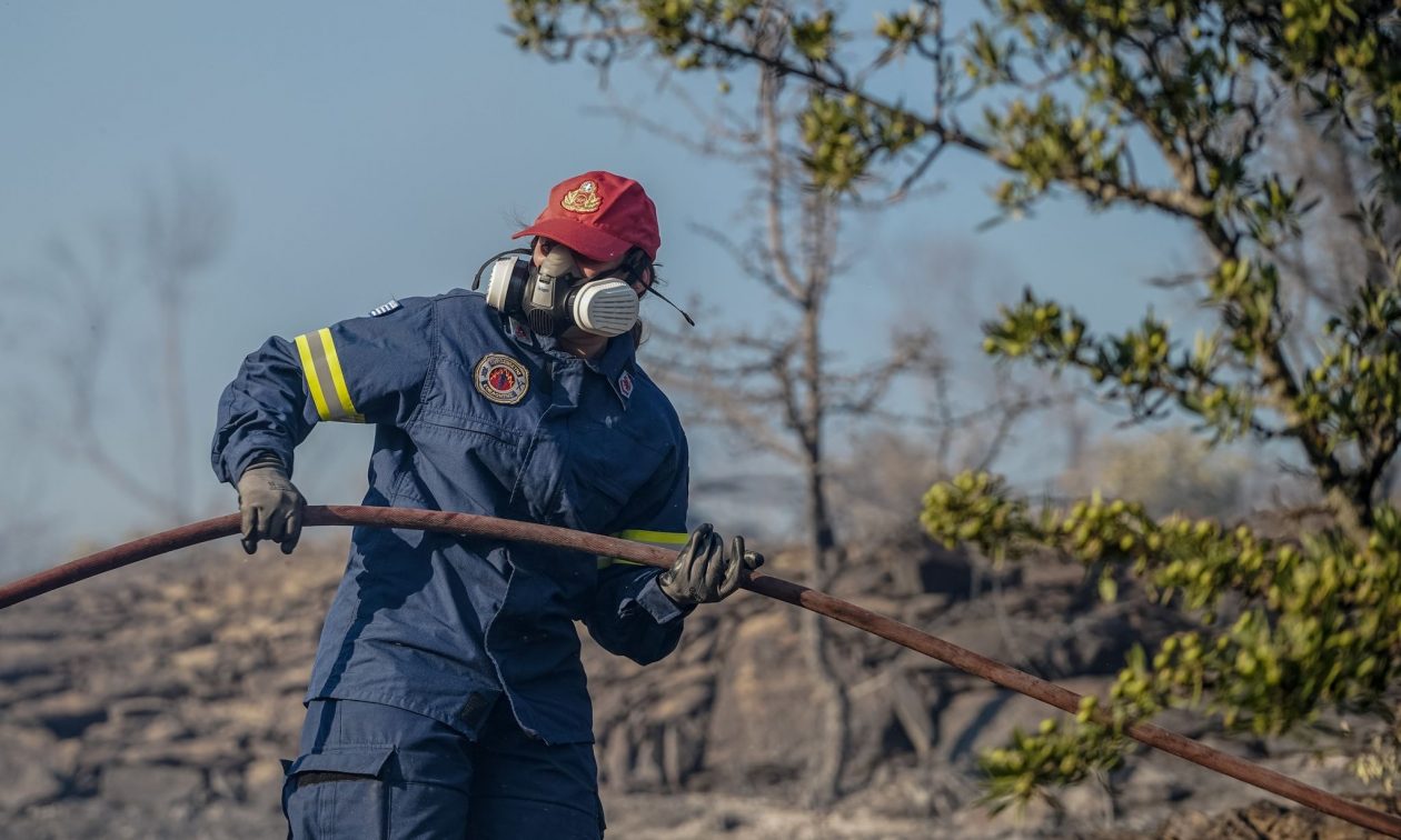 Φωτιά σε χαμηλή βλάστηση στην Σαλαμίνα – Στη μάχη και εναέρια μέσα