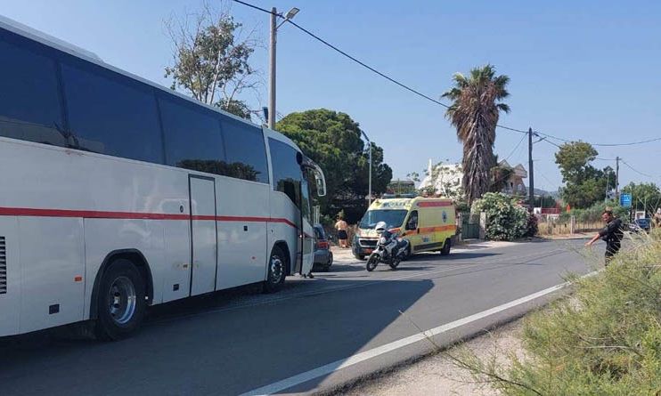 Τροχαίο ατύχημα στην Αρτέμιδα: Σχολικό πούλμαν συγκρούστηκε με αυτοκίνητο – Εικόνες