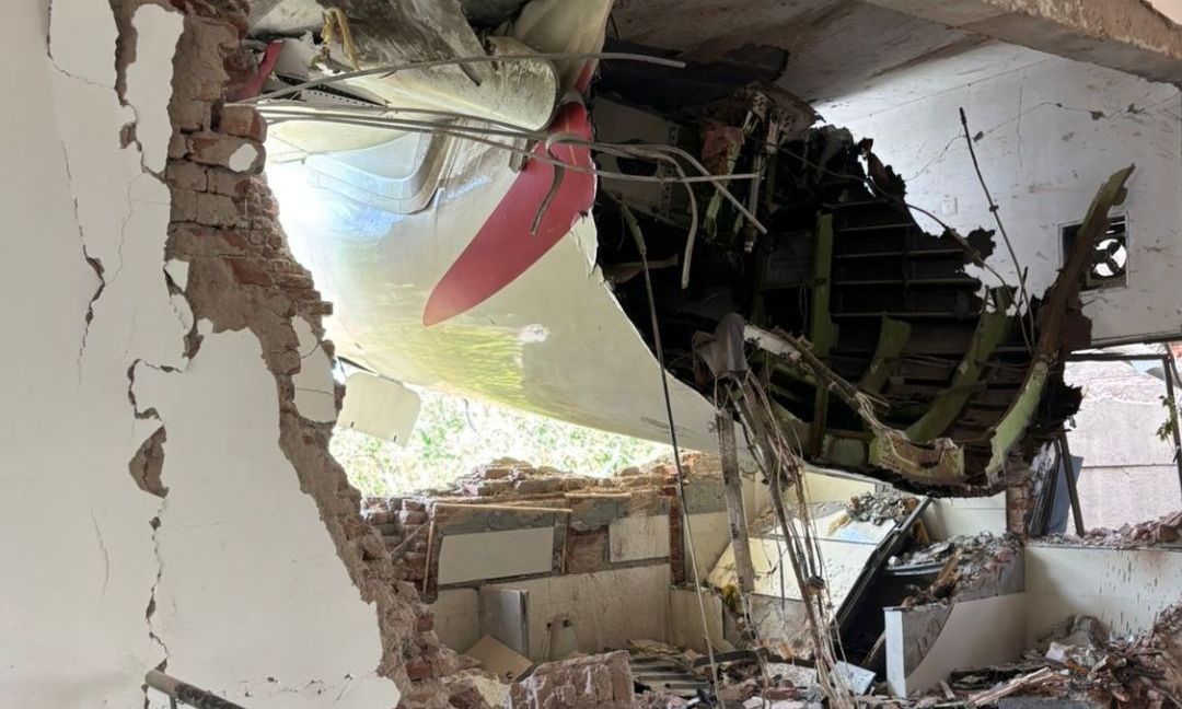 Συντριβή αεροσκάφους Air India: Με μάνικες και ουρλιαχτά ψάχνουν για ζωή στα χαλάσματα