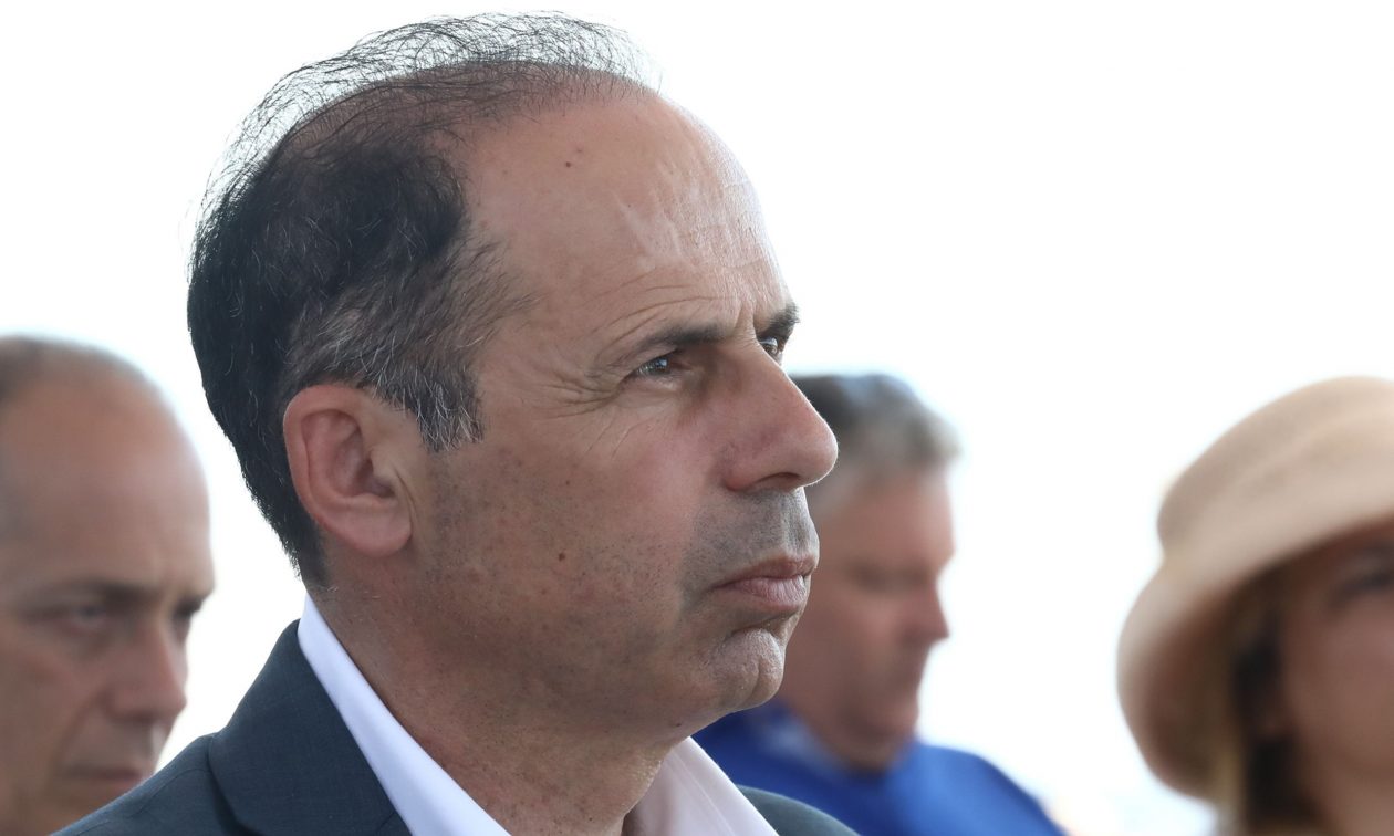 Απίστευτο περιστατικό: Πρώην δήμαρχος Ραφήνας κυνήγησε και κλώτσησε τον Ευάγγελο Μπουρνού