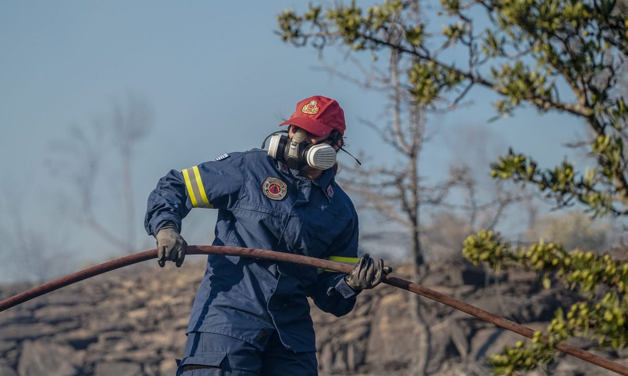 Φωτιά στο Κορωπί – Καίει δίπλα σε σπίτια