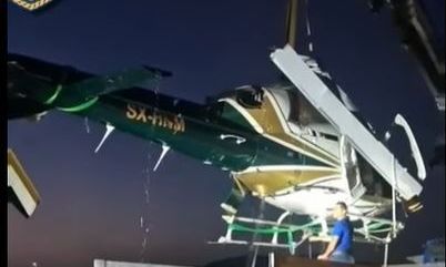 Βουλιαγμένη: Πώς έγινε η ανέλκυση του ελικοπτέρου που συνετρίβη στη μαρίνα – Δείτε το βίντεο