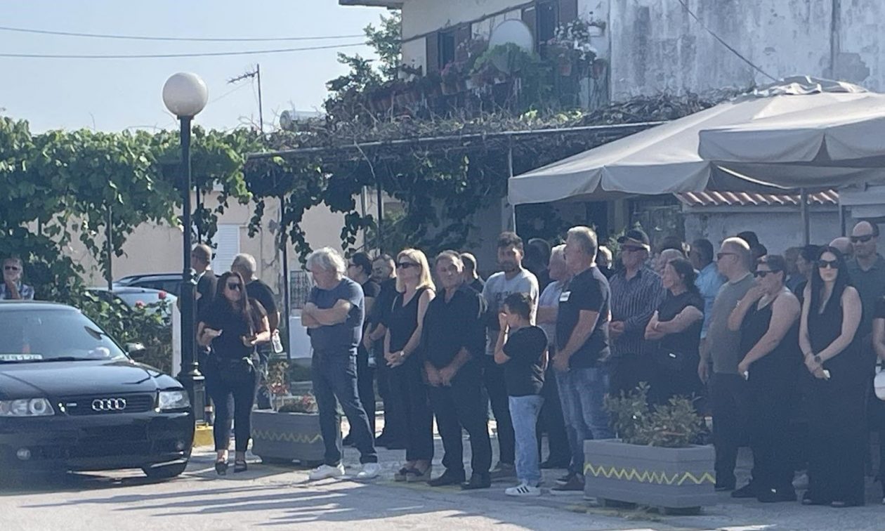Άρτα: Σπαραγμός στην κηδεία του 14χρονου Σπύρου που πνίγηκε στον Άραχθο για να σώσει τον φίλο του