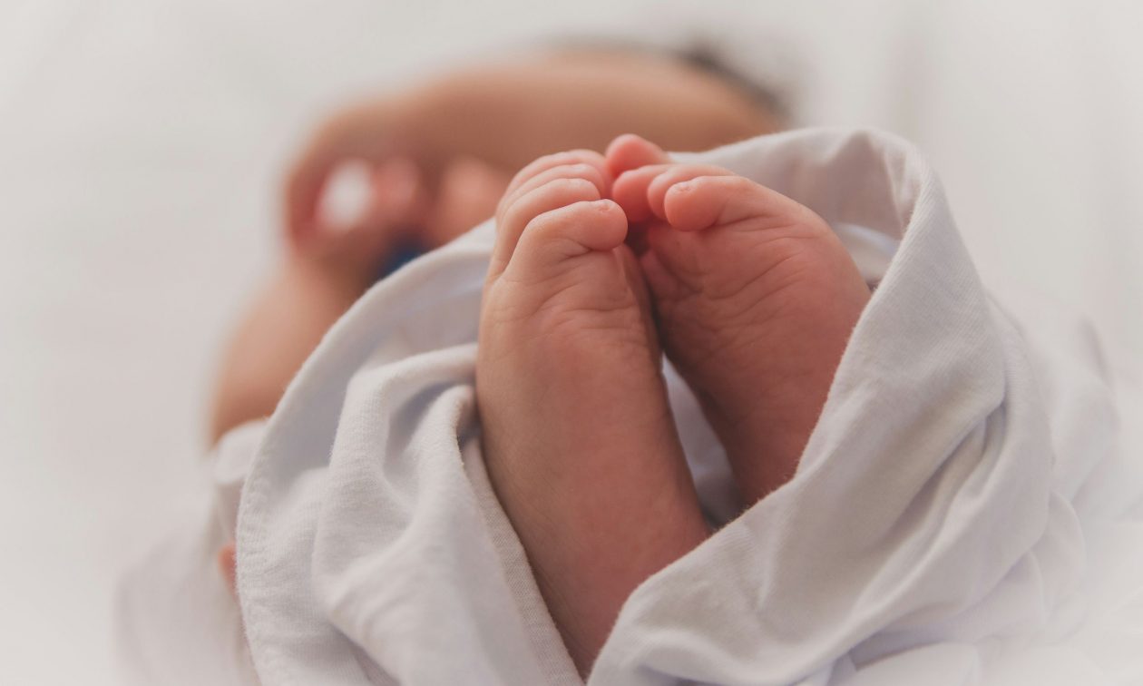 Θεσσαλονίκη: Άφησαν το 11 μηνών βρέφος τους στο μπαλκόνι όλο το βράδυ -Αστυνομικοί άκουσαν το κλάμα