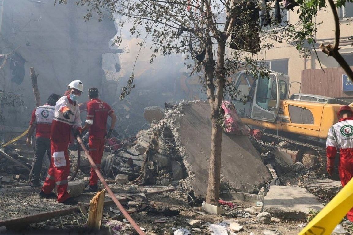 Ιράν: Πώς τρεις άνθρωποι στην Τεχεράνη βγαίνουν ζωντανοί από τις επιθέσεις του Ισραήλ