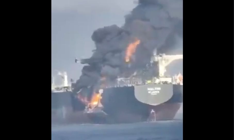 Σύγκρουση πετρελαιοφόρων και μεγάλη φωτιά στα Στενά του Ορμούζ – Δείτε βίντεο