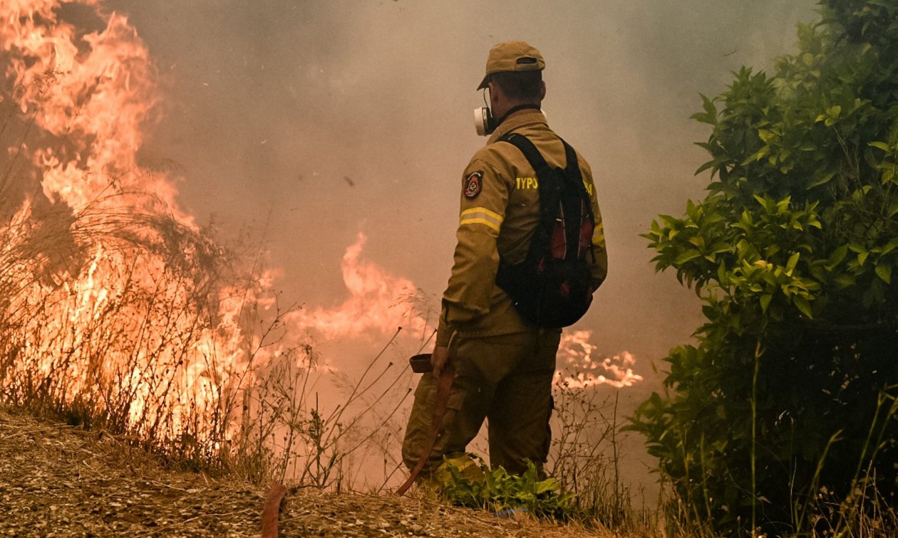 Βελτιωμένη η εικόνα της φωτιάς στη Μονή Πεντέλης