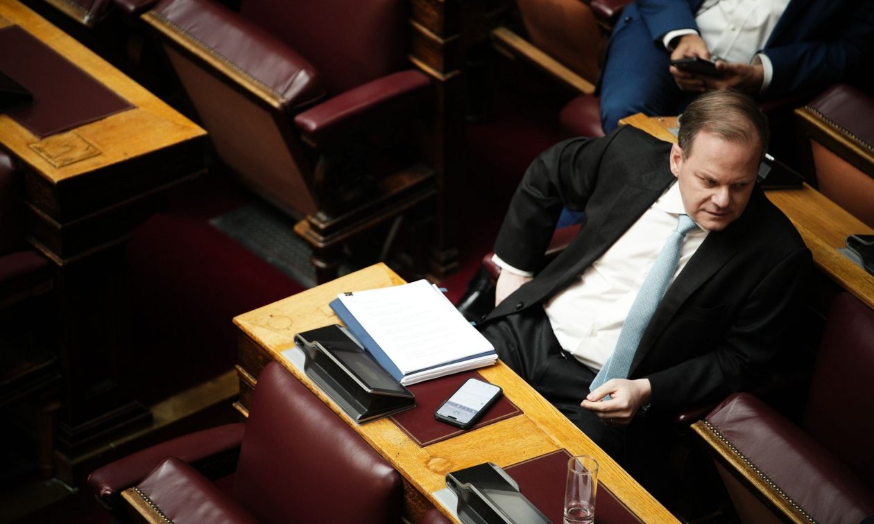LIVE: Ο Καραμανλής στο βήμα της Βουλής για τα Τέμπη – «Ζητώ να στηριχθεί η πρόταση της ΝΔ»
