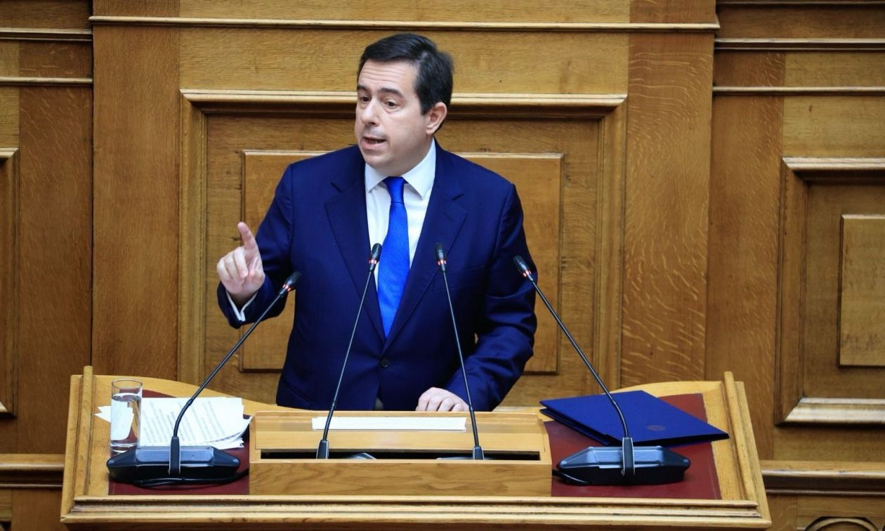 Μηταράκης σε Κωνσταντοπούλου: «Ντρέπομαι που σας ακούω»
