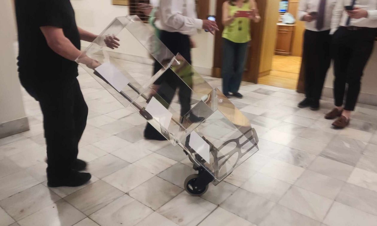 Ξεκινούν οι ψηφοφορίες στη Βουλή με 14 κάλπες – Φωτογραφίες