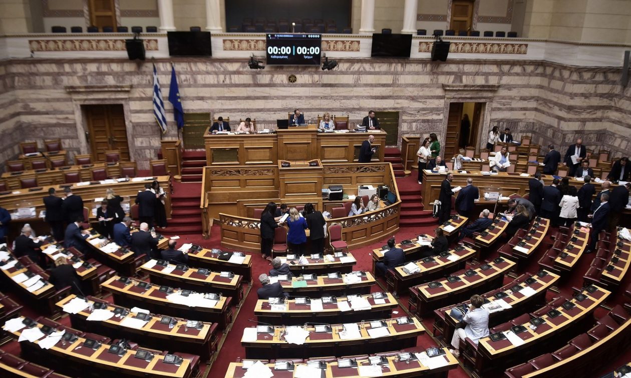 Προανακριτική: Εγκρίθηκε μετά από συνεδρίαση 18 ωρών η παραπομπή Καραμανλή για παράβαση καθήκοντος