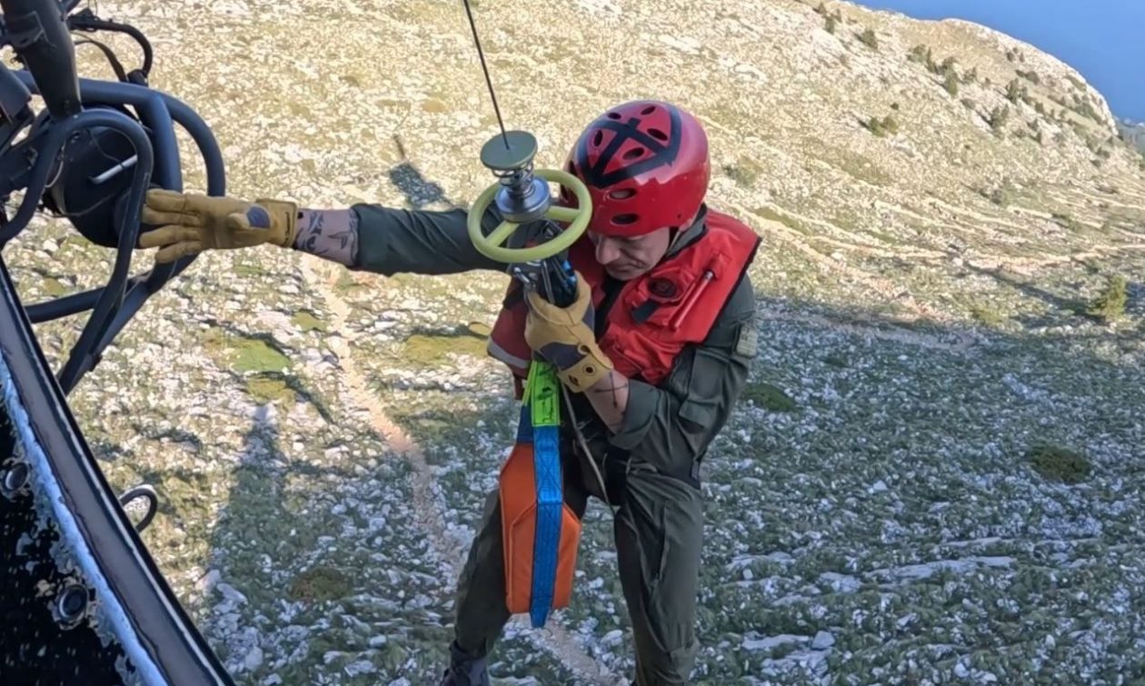 Περιπετειώδης διάσωση προσκυνητή από την κορυφή του Αγίου Όρου – Δείτε πλάνα από το ελικόπτερο