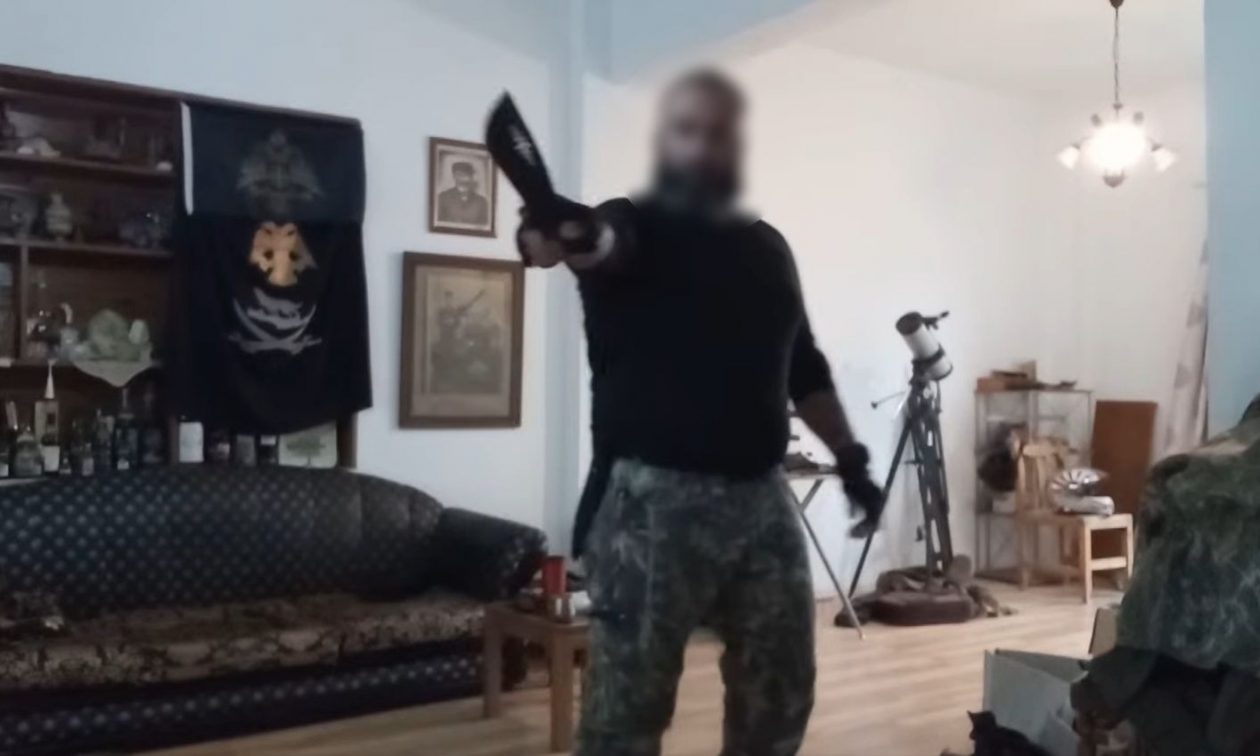 Χανιά: Ο 42χρονος ανέβαζε βίντεο με όπλα και μαχαίρια – Προέτρεπε σε πράξεις βίας κατά αστυνομικών