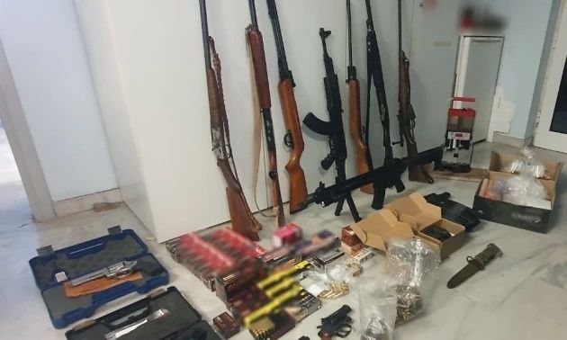 Νέο οπλοστάσιο στα Χανιά: Πατέρας και γιος έκρυβαν πυροβόλα, πυρίτιδα και στρατιωτικό εξοπλισμό