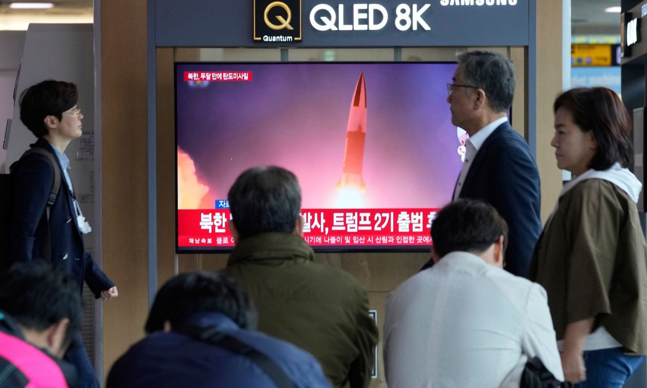 Η Βόρεια Κορέα εκτόξευσε πυραύλους πολλαπλής εκτόξευσης