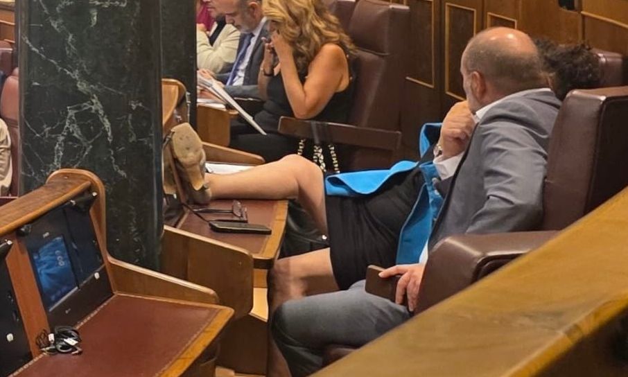 Ισπανία: Το άραγμα… γυναίκας βουλευτή μέσα στο κοινοβούλιο που έγινε viral
