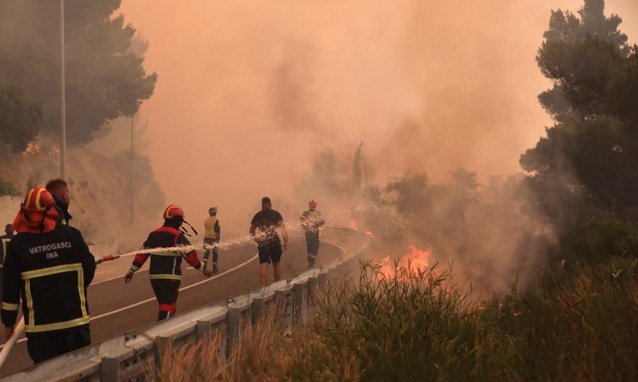 Κροατία: Μεγάλη δασική πυρκαγιά στις ακτές της Αδριατικής – Παραθεριστές τρέχουν πανικόβλητοι