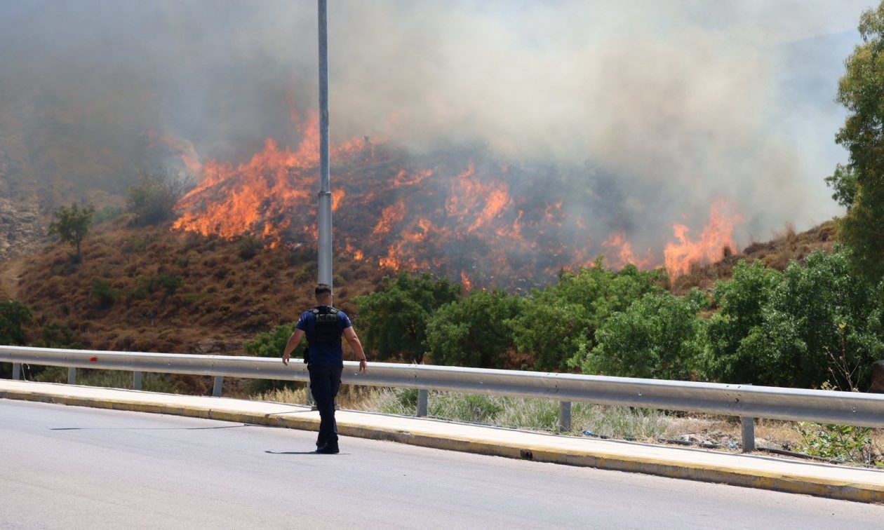 Φωτιά στη Χίο: Μαίνεται σε τρία μέτωπα – Μήνυμα του 112 σε 6 περιοχές για απομάκρυνση
