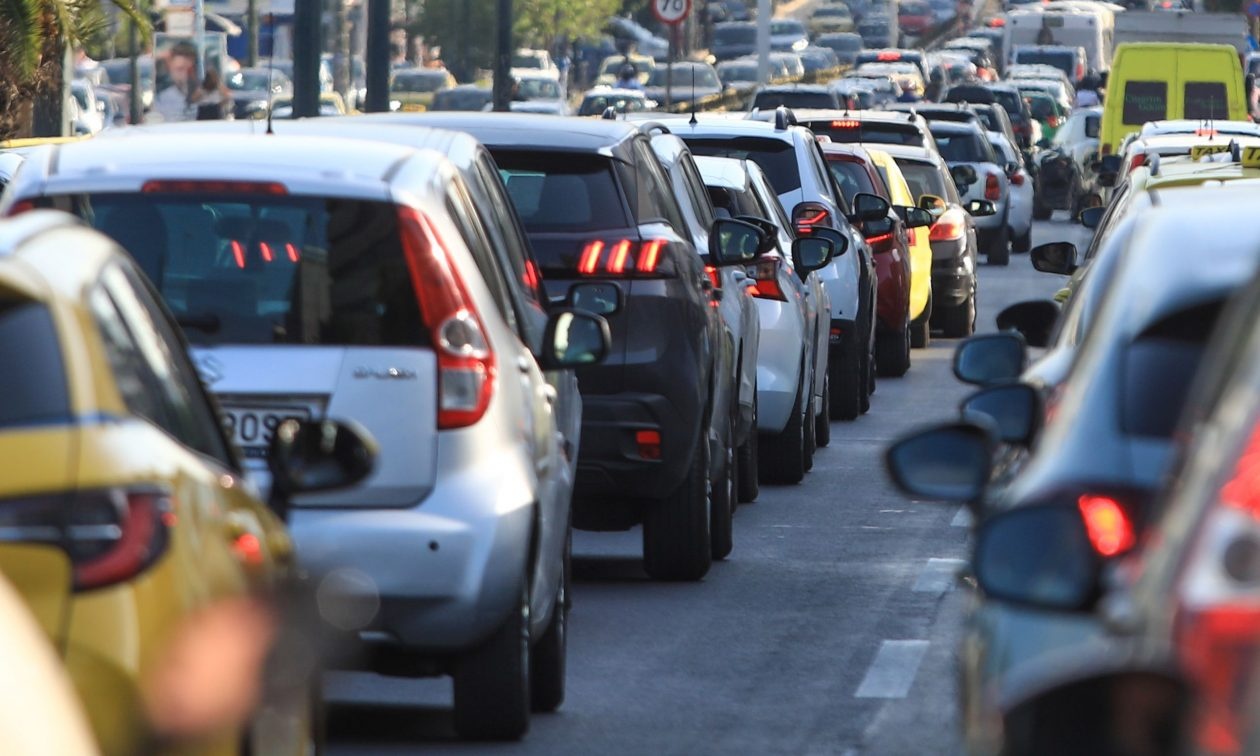 Μποτιλιάρισμα στη λεωφόρο Αθηνών έπειτα από σύγκρουση οχημάτων