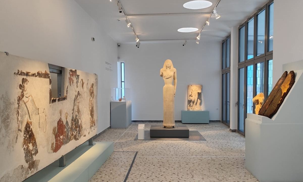 Εγκαινιάστηκε το πλήρως ανακαινισμένο Αρχαιολογικό Μουσείο Θήρας