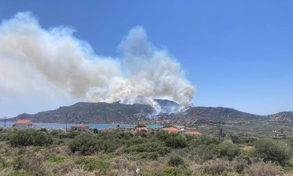 Μαίνεται η φωτιά στη Μονεμβασιά: Ήχησε το 112 για εκκένωση των οικισμών Καραβοστάσι και Πλύτρα