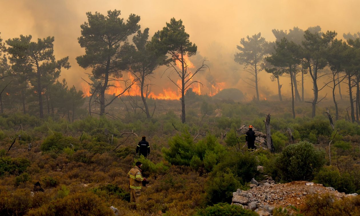 Κόλαση φωτιάς στη Χίο: Μάχη με τους ανέμους και τις αναζωπυρώσεις