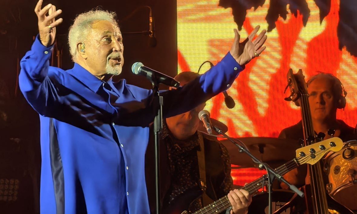 Tom Jones: Ανεπανάληπτη εμπειρία η συναυλία του στο Θέατρο Λυκαβηττού