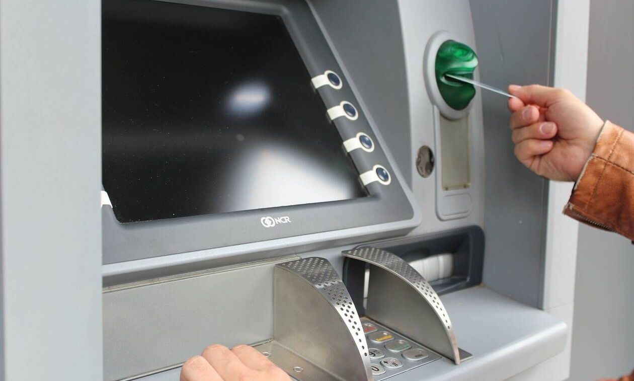 ATM: Το λάθος που κάνουν όλοι και τους «τρώει» την κάρτα – Πώς να το αποφύγετε