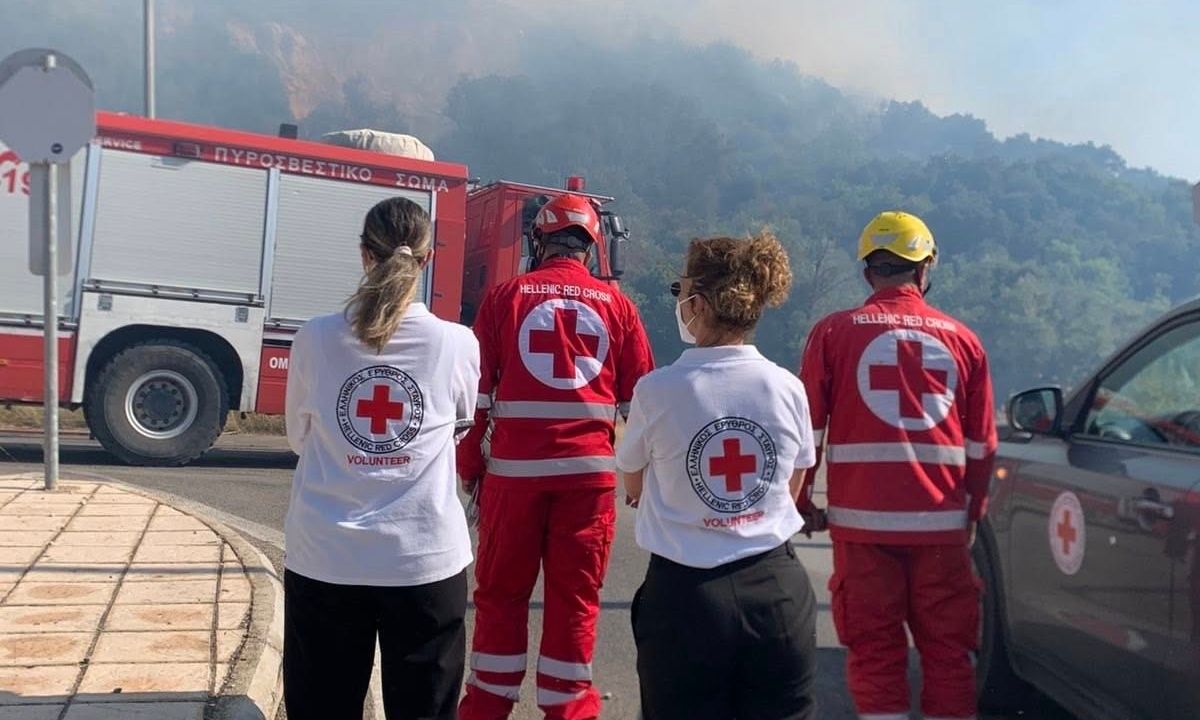 Φωτιά στη Χίο: Ενίσχυση από Σαμαρείτες – Διασώστες του Ελληνικού Ερυθρού Σταυρού