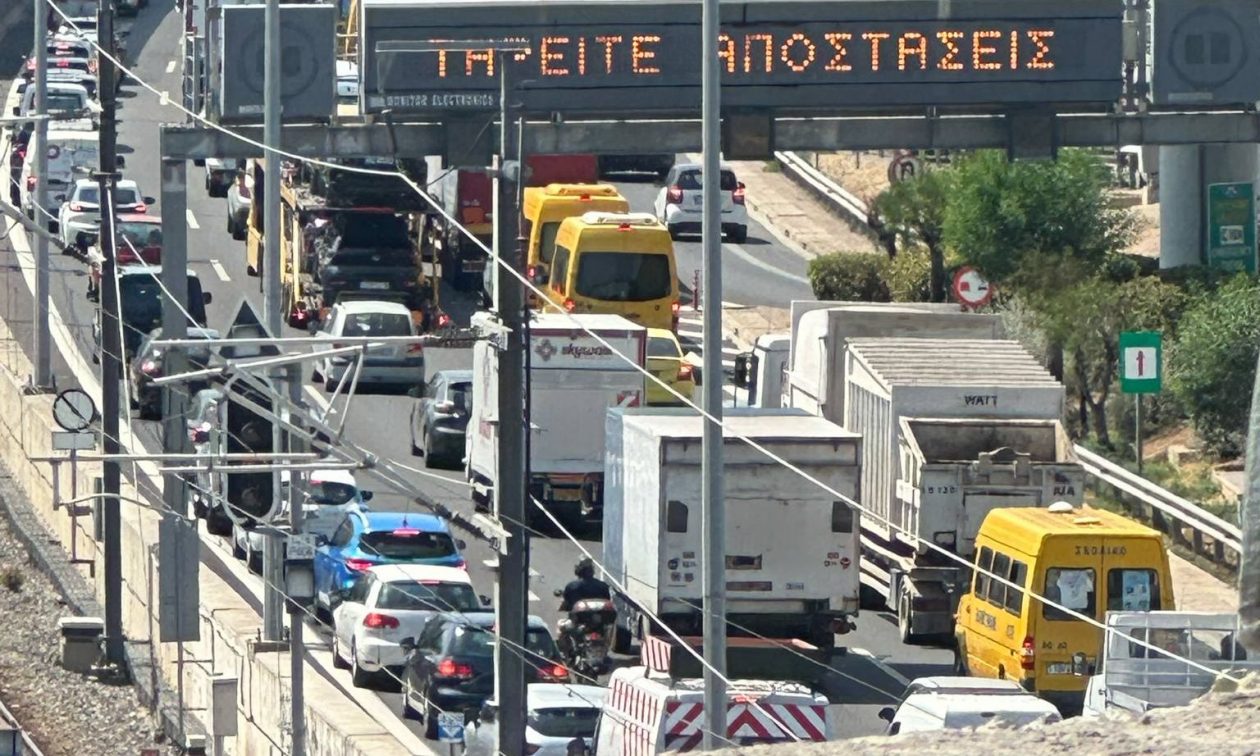 Κίνηση: Καθυστερήσεις 30′ στην Αττική Οδό – Στο «κόκκινο» Κηφισός και Λεωφόρος Μεσογείων