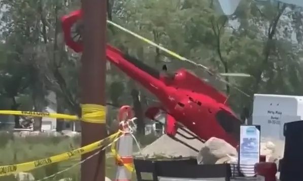 Βίντεο: Ελικόπτερο συντρίβεται δίπλα σε παραλιακό εστιατόριο – Πανικός στους πελάτες