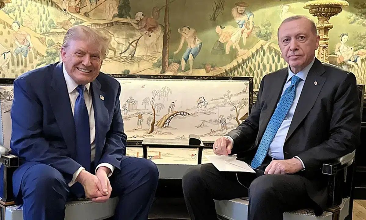 Συνάντηση Τραμπ – Ερντογάν: Ο μυστηριώδης φάκελος στα χέρια του Τούρκου προέδρου