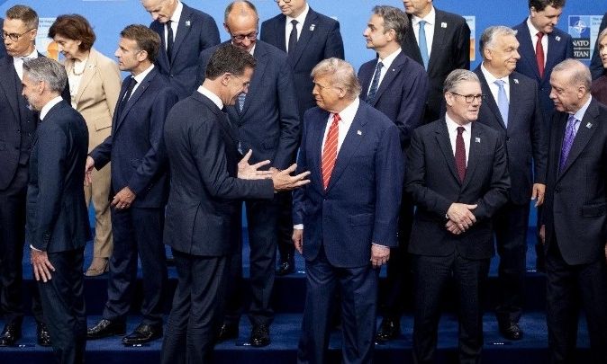 «Τον αποκαλούσαν μπαμπά στη Χάγη». Αποκαλύψεις για δουλοπρέπεια Ευρωπαίων πολιτικών προς Τραμπ