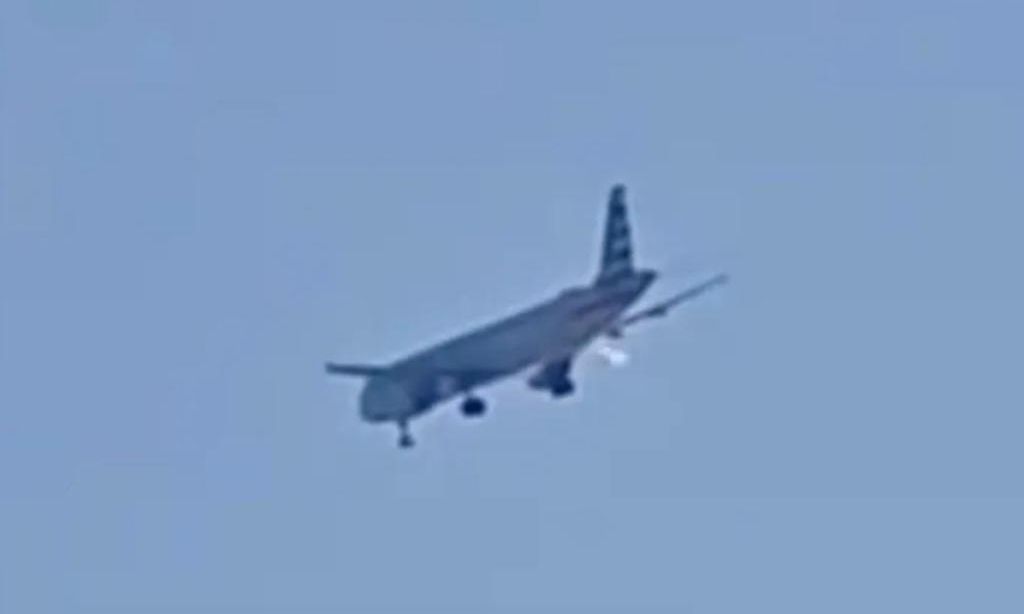 Τρόμος στον αέρα: Αεροπλάνο της American Airlines πιάνει φωτιά στη μέση της πτήσης