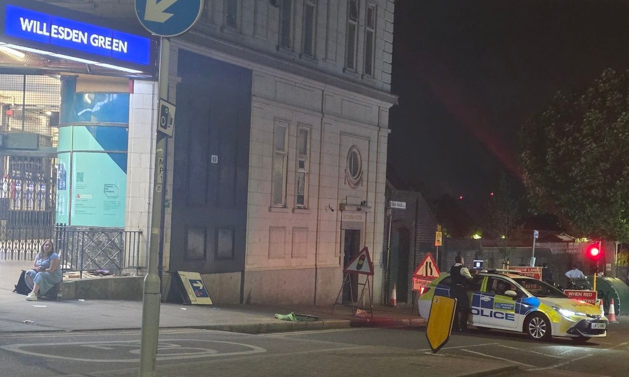 Λονδίνο: Αιματηρό επεισόδιο έξω από σταθμό μετρό – Τρεις στο νοσοκομείο μετά από επίθεση με μαχαίρι