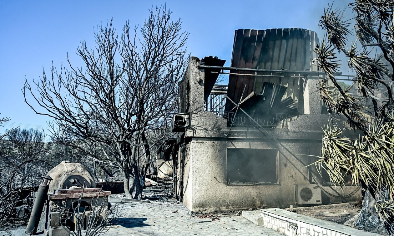 Παλαιά Φώκαια: Η συγκλονιστική στιγμή που Πυροσβέστης ανεβαίνει στη σκεπή φλεγόμενου σπιτιου
