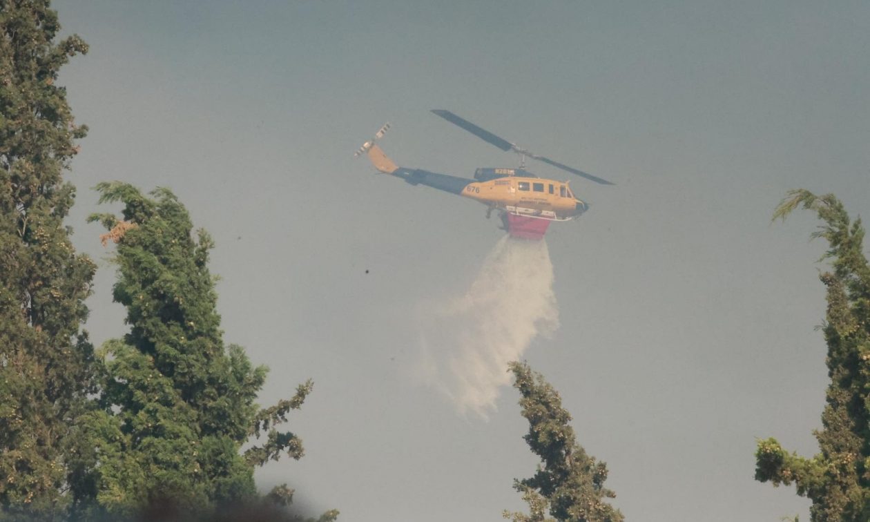 Μαίνεται η φωτιά στην ανατολική Θεσσαλονίκη: Ενισχύθηκαν οι δυνάμεις της Πυροσβεστικής