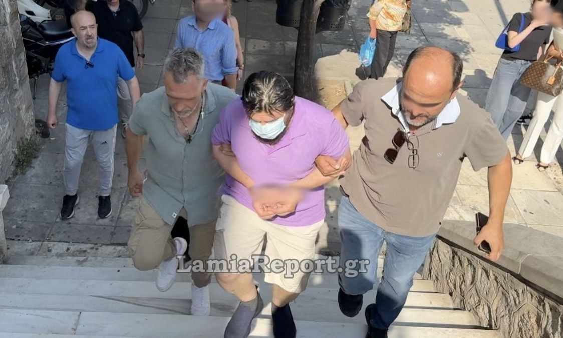 Έγκλημα στη Λαμία: «Να καείς ζωντανός στον φούρνο» – Αποδοκίμασαν τον δολοφόνο έξω από τα δικαστήρια