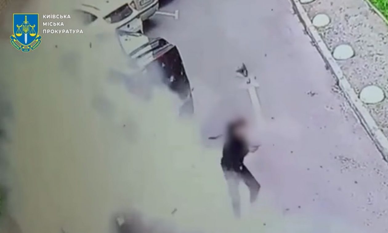 Ουκρανία: Η στιγμή που μηχανάκι εκρήγνυται σε απόπειρα δολοφονίας μαχητή του Αζόφ