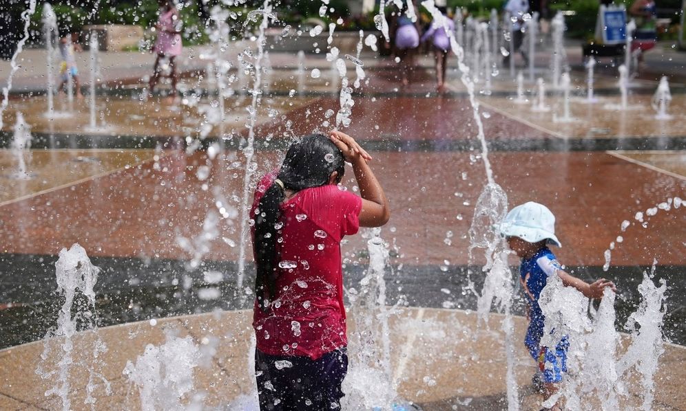 Οι καύσωνες και οι πλημμύρες αλλάζουν τον παγκόσμιο τουριστικό χάρτη – Πώς επηρεάζεται η Ελλάδα