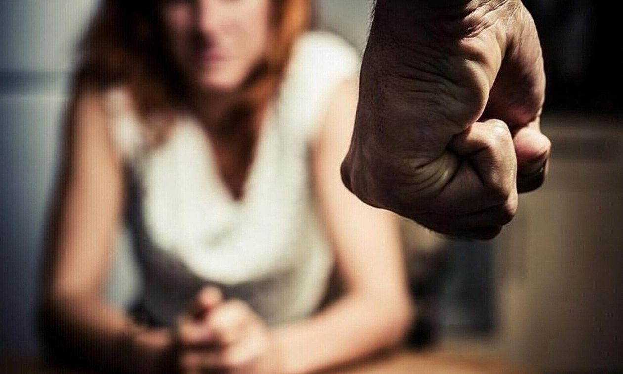 Βόλος: Του πήρε το κινητό και την ξυλοκόπησε μπροστά στα μάτια των δύο ανήλικων παιδιών τους
