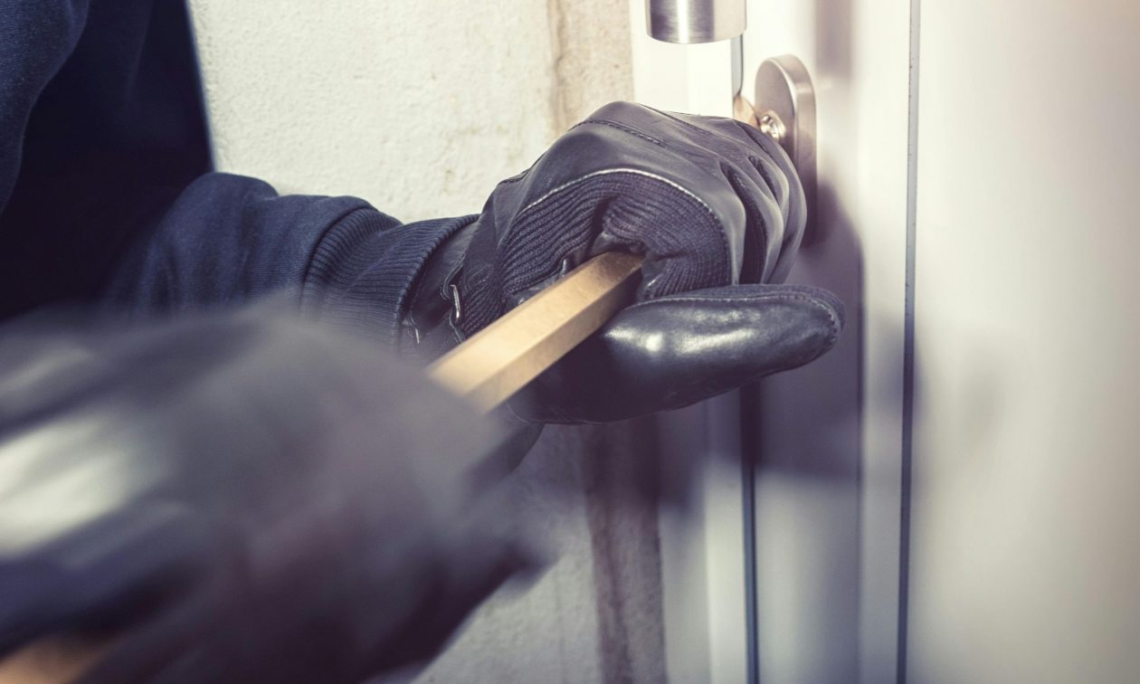 Χανιά: Ρήμαξαν σπίτια και έκλεψαν χρήματα και κοσμήματα – 10.000 ευρώ η λεία