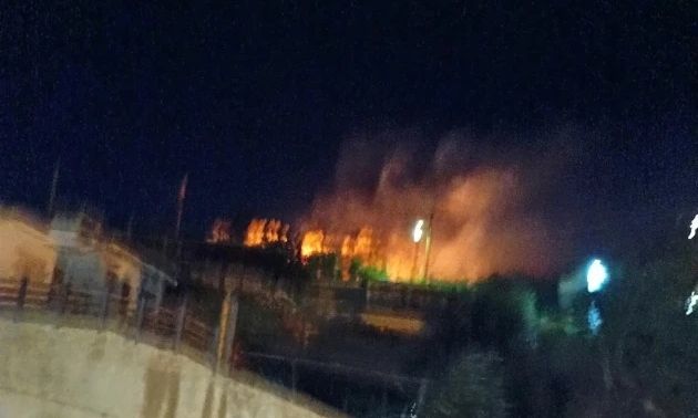 Φωτιά τώρα στην Ιεράπετρα – Ισχυροί άνεμοι δυσκολεύουν την κατάσβεση