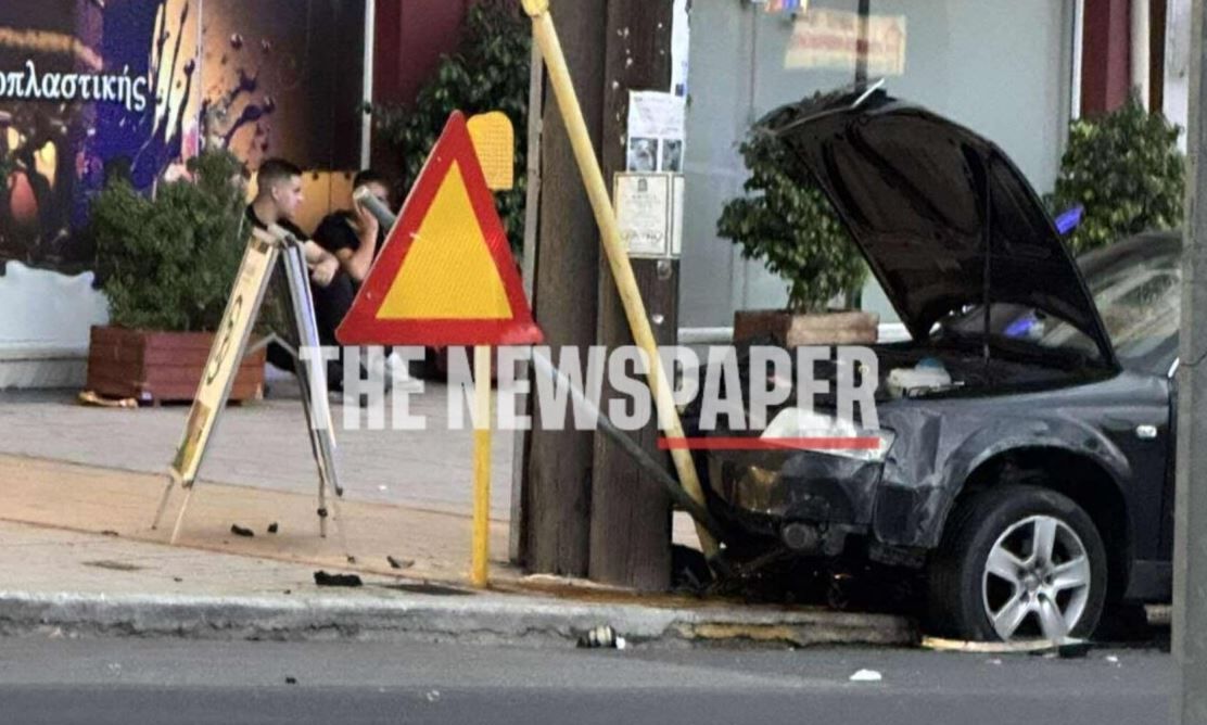 Σοβαρό τροχαίο στον Βόλο: ΙΧ καρφώθηκε σε κολώνες – Εικόνες από το σημείο