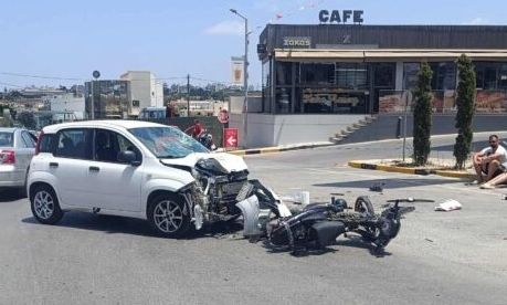 Ηράκλειο: Σφοδρή σύγκρουση μοτοσυκλέτας με ΙΧ – Στο νοσοκομείο ο διανομέας που ενεπλάκη στο τροχαίο