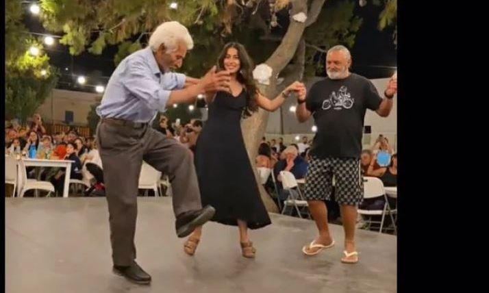 Viral ο 92χρονος παππούς στη Σχοινούσα – Ο Γιώργος Κωβαίος χορεύει και όλοι μένουν άναυδοι