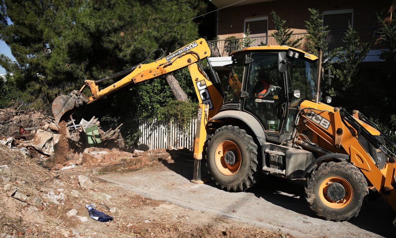 Δήμος Αθηναίων: Επιχείρηση κατεδάφισης των επικίνδυνων κτισμάτων